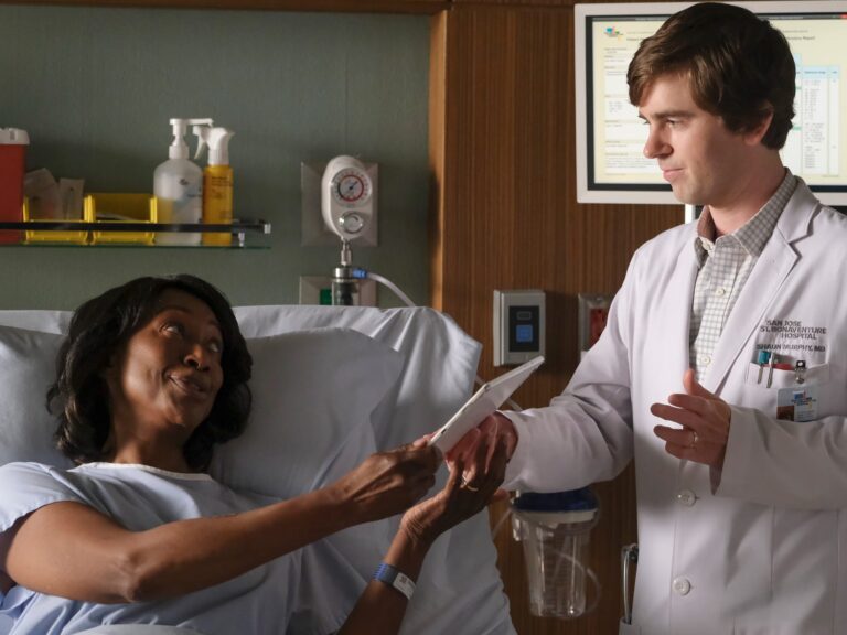 ¿Cómo representa "The Good Doctor" los desafíos del sistema de atención médica?