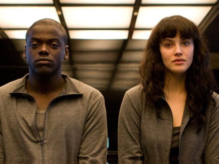 Las Advertencias Ocultas de Black Mirror: ¿Ficción o Premonición?